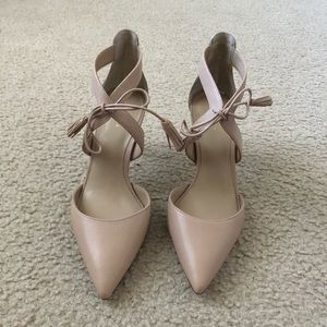 NWOT. Ann Taylor Tassel Pumps.
